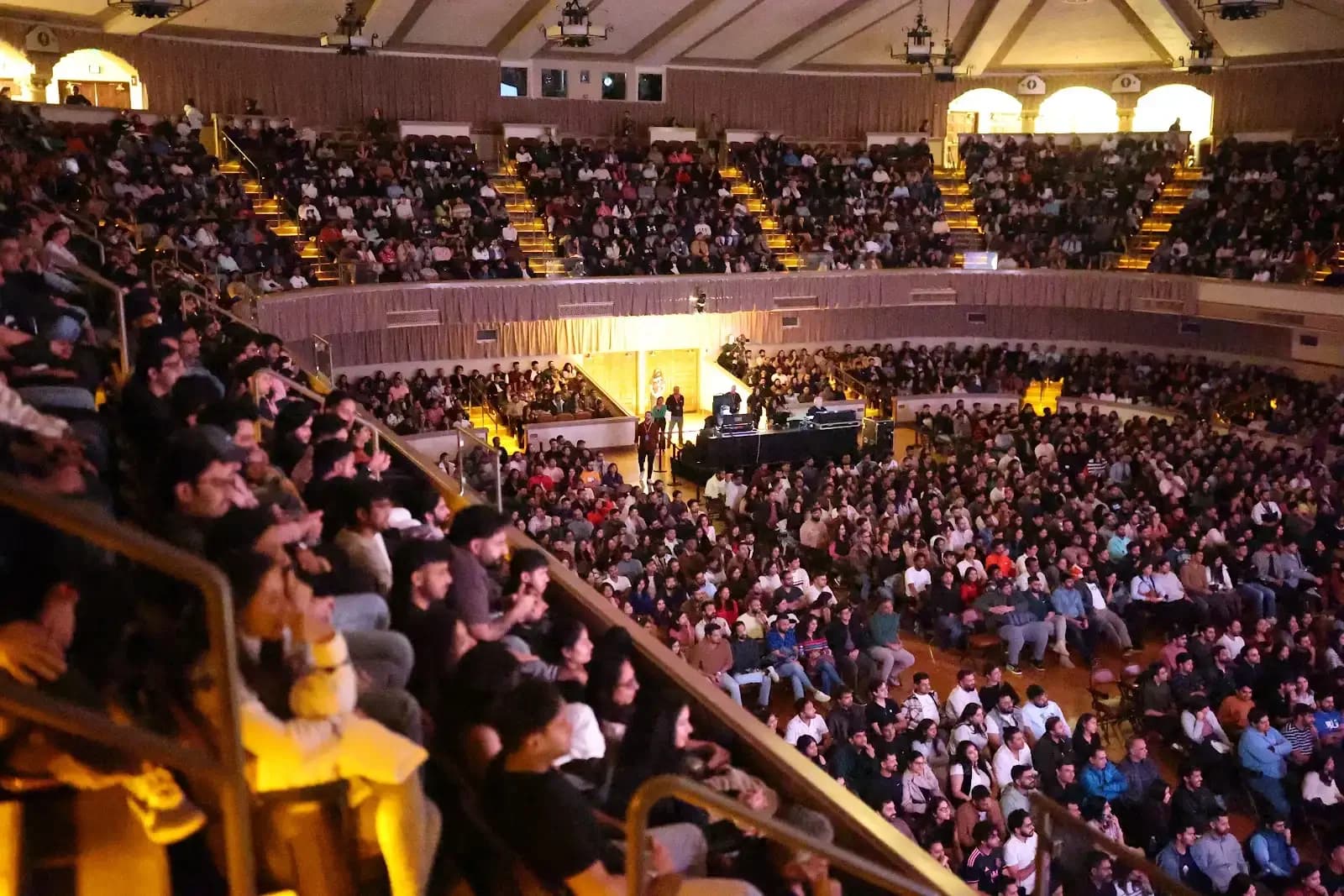 Samay Raina with the audience at Unfiltered in Seattle